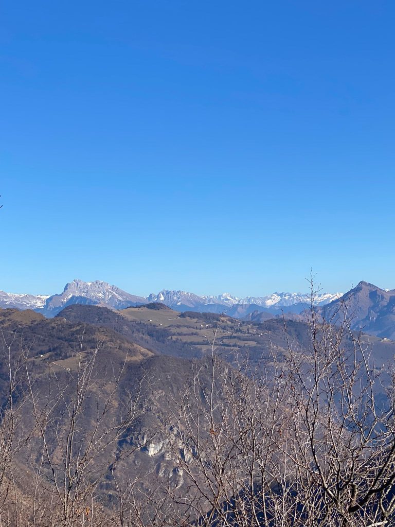 Alpi bergamasche completamente spoglie di neve.