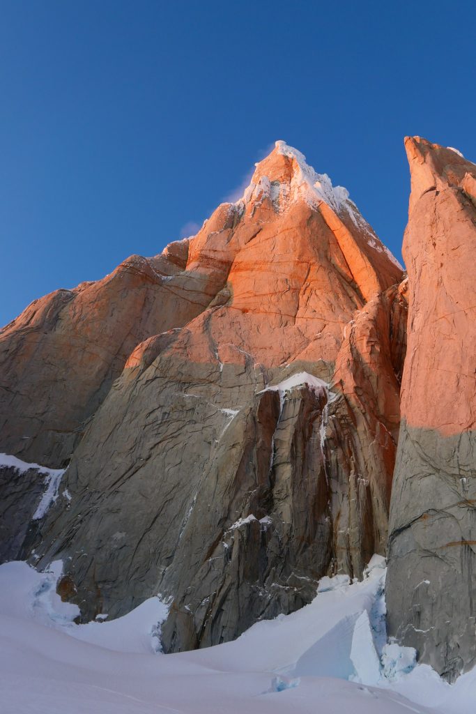 La parete est del Cerro Torre, ben evidente sulla sinistra il Diedro degli inglesi. Foto arch. Matteo Della Bordella