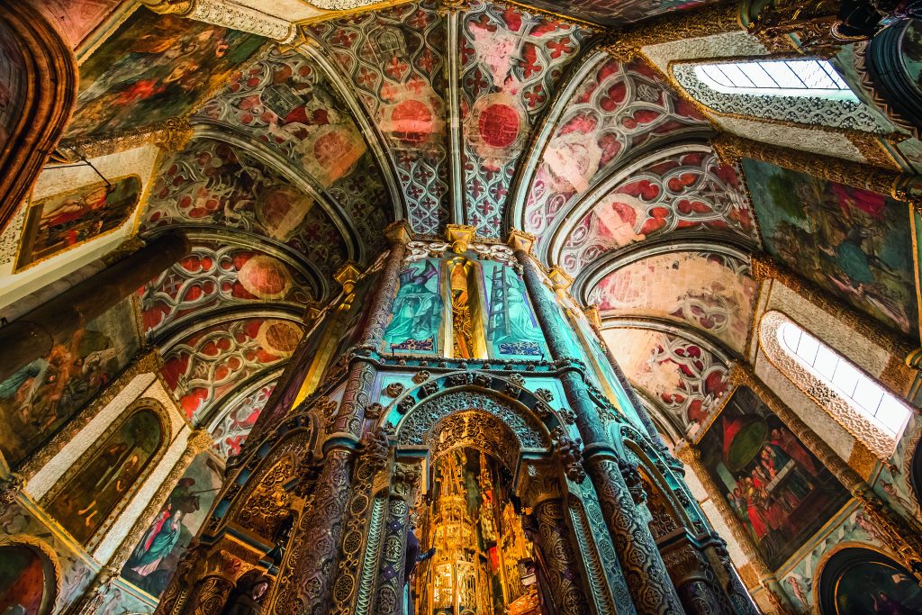La Charola (XIII secolo) è la straordinaria chiesa dei Templari a Tomar, modellata secondo la struttura del Santo Sepolcro di Gerusalemme: un tempio ottagonale a due piani, al cui centro si trova l’altare maggiore, dove verosimilmente i cavalieri del tempio assistevano alle funzioni. Foto ISTOCKPHOTO