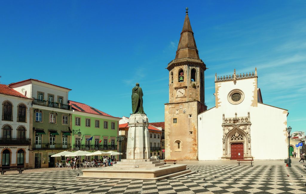 Su Praça da República a Tomar, destinazione della 5a tappa
del Cammino Centrale, si affaccia la chiesa di São João Baptista, con la torre manuelina, il portale in stile gotico fiammeggiante
e l’orologio del XVI secolo. È stata proclamata Monumento Nazionale del Portogallo nel 1910. Foto ISTOCKPHOTO