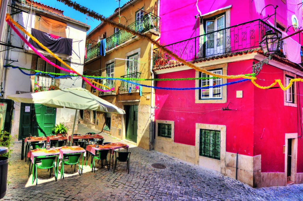 Lisbona. Uno scorcio del variopinto centro storico. Foto ISTOCKPHOTO