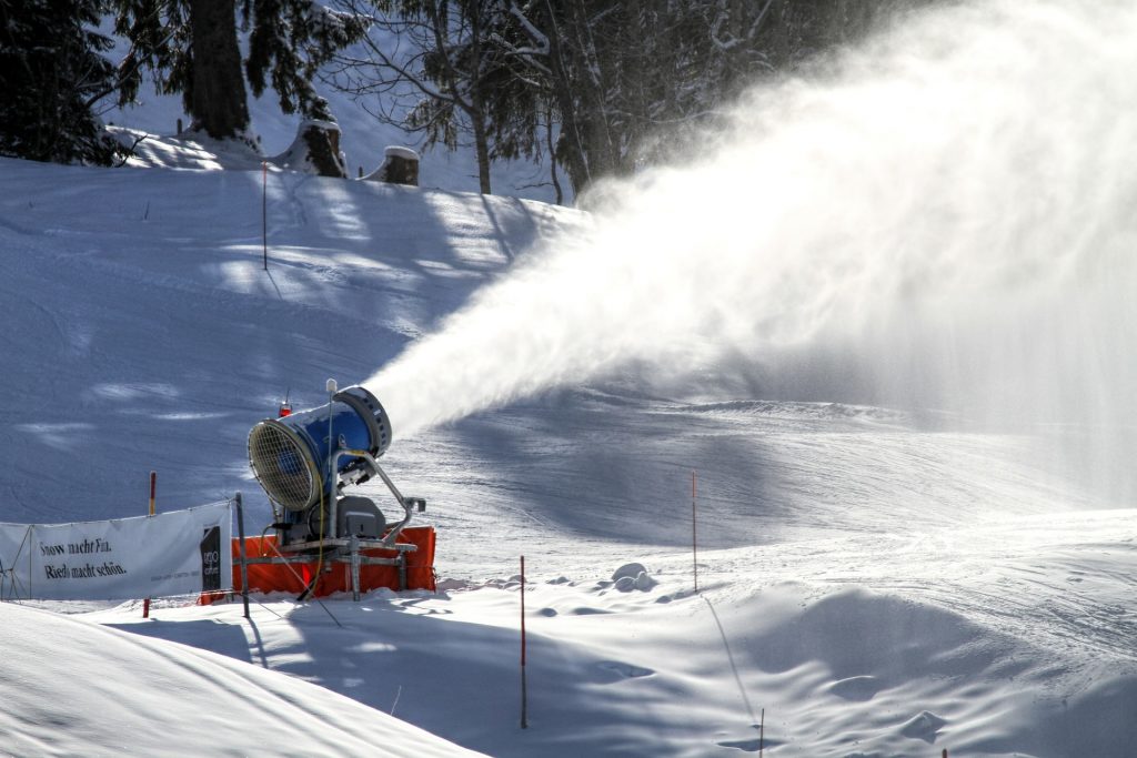 Un cannone sparaneve in azione.