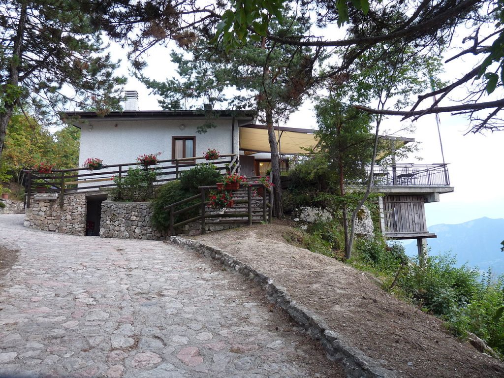 Rifugio Pino Prati - Foto Wikimedia Commons @	Matteo Ianeselli