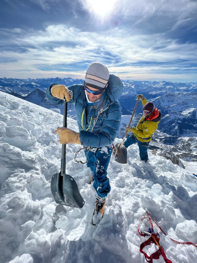 Rilievi sul ghiacciaio Whymper - Foto FB Fondazione Montagna Sicura