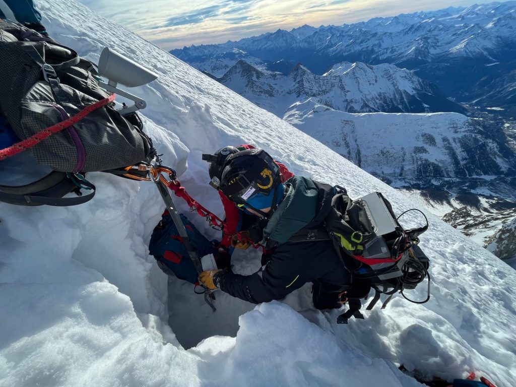 Rilievi sul ghiacciaio Whymper - Foto FB Fondazione Montagna Sicura