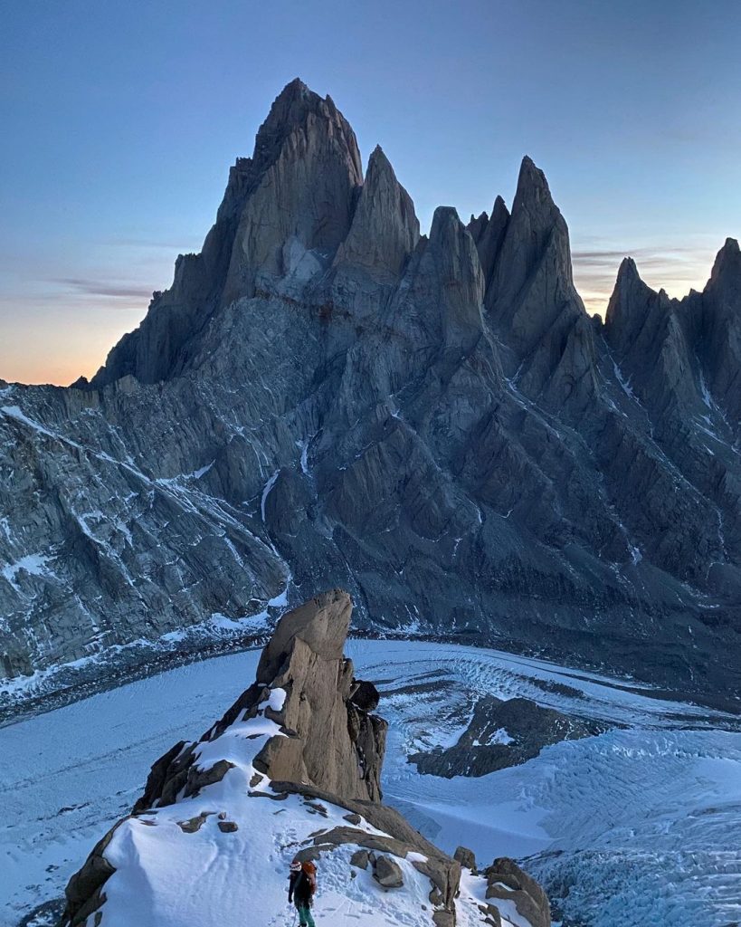 Un momento del concatenamento del coniugi Wright. Foto Instagram Priti Wright