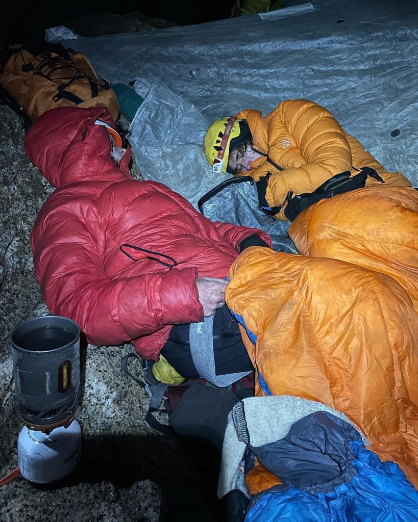 Un momento del concatenamento del coniugi Wright. Foto Instagram Priti Wright