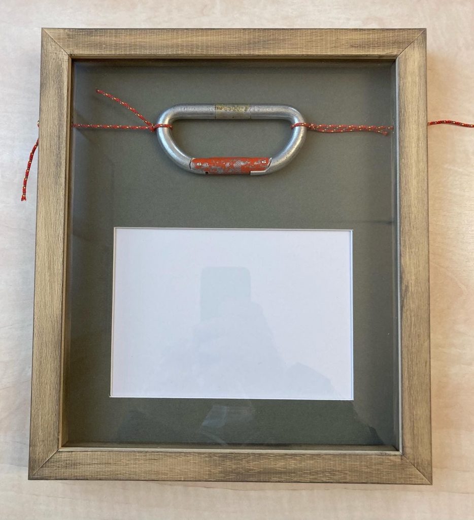 La cornice con il moschettone all