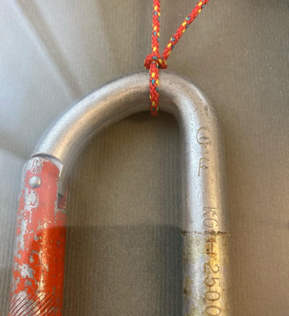 Particolare del moschettone all