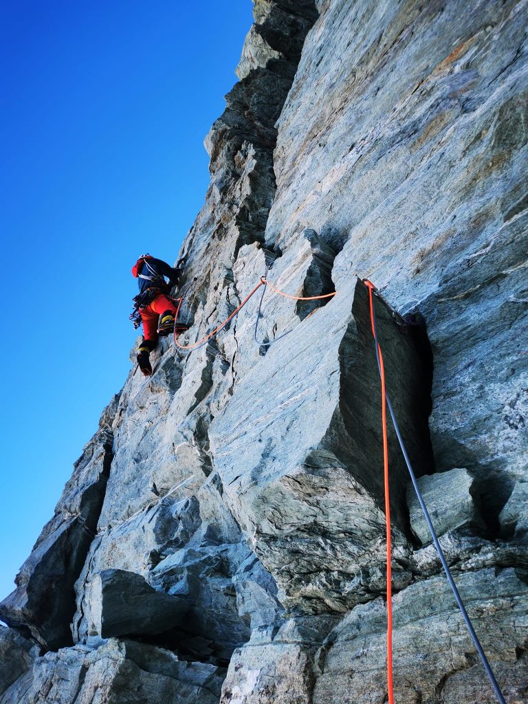 Salendo la Gogna-Cerruti sulla nord del Cervino. Foto Benjamin Védrines