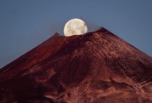 Photo of Dalla Luna che “cade” nel cratere alle fontane di lava: l’Etna regala immagini meravigliose