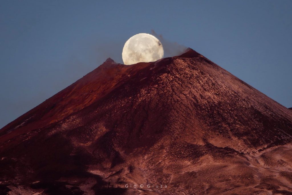 Luna che cade nel cratere - Foto Giò Giusa