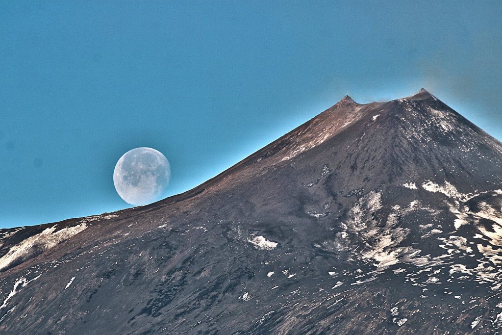 Luna che sale verso il cratere - Foto Piero Bertino