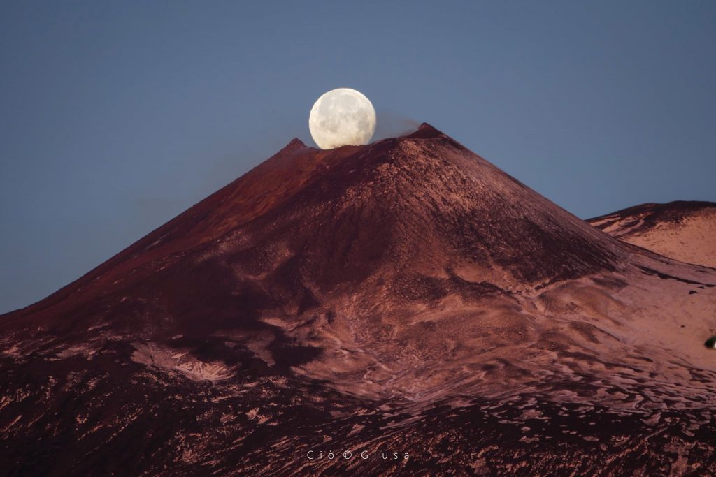 Luna che cade nel cratere - Foto Giò Giusa