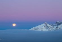 Photo of La Luna piena di febbraio illumina le Alpi nuovamente innevate