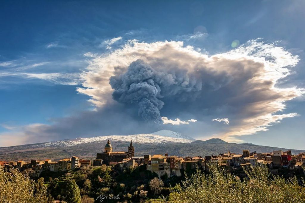 Nube vulcanica - Foto IG Alfio Cariola