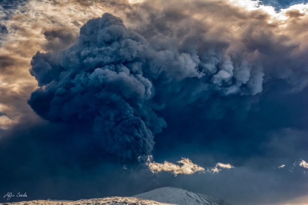 Nube vulcanica - Foto IG Alfio Cariola
