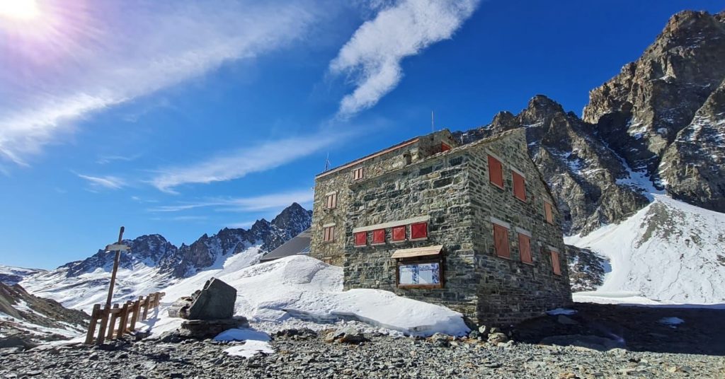 La situazione al rifugio Quintino Sella al Monviso. Foto Facebook rifugio Quintino Sella al Monviso.