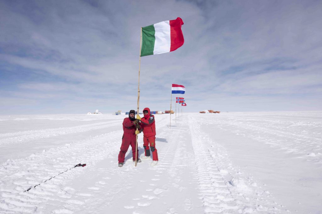 Bandiera italiana tra i ghiacci antartici - Foto Barbante©PNRA/IPEV

