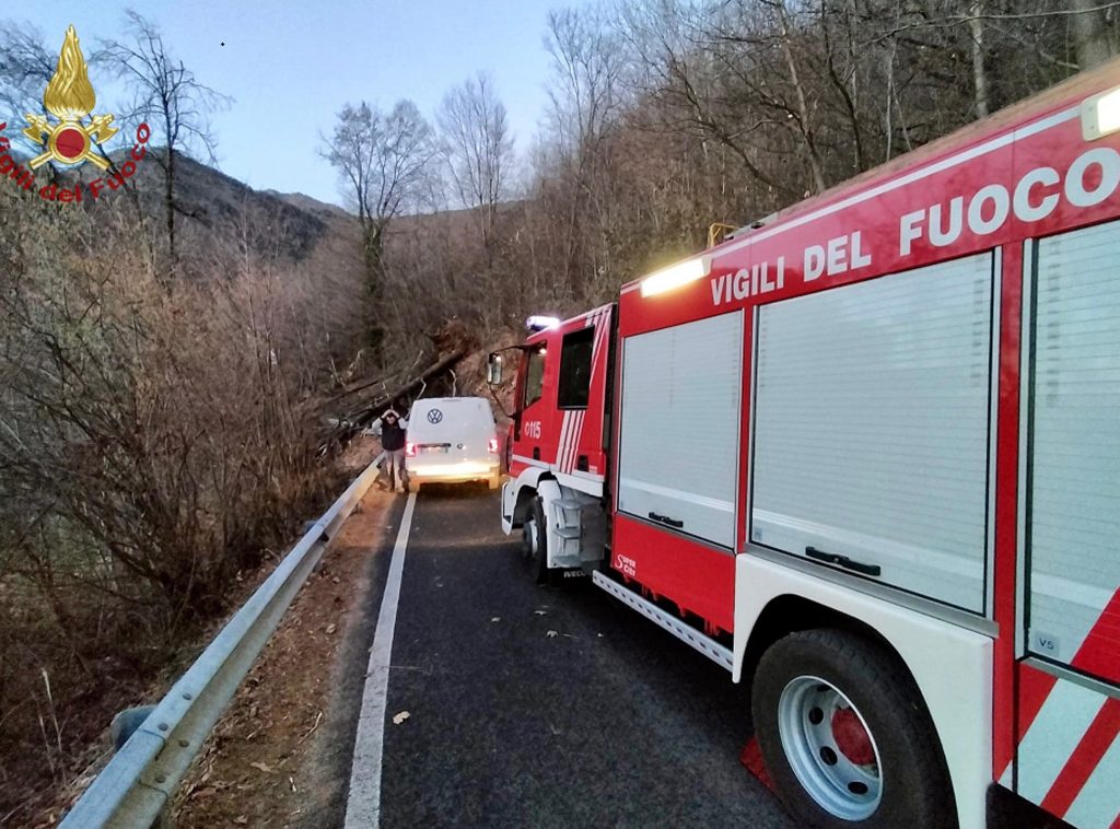 Vigili del fuoco in azione in Val di Susa - Foto ANSA