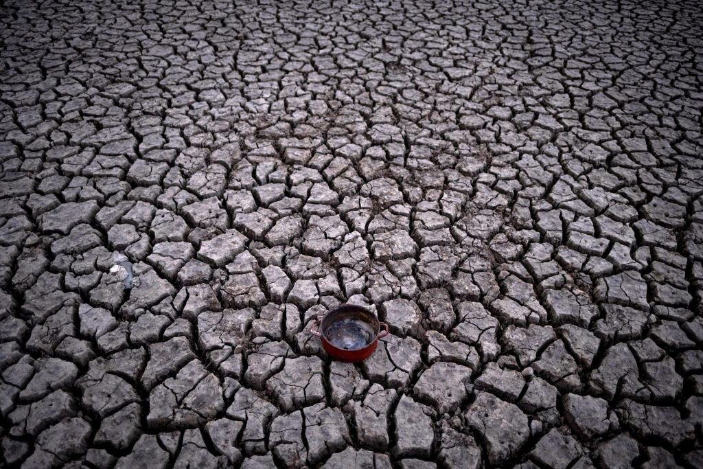 Aceredo riemerge dalle acque - Footo ANSA/EPA/Brais Lorenzo