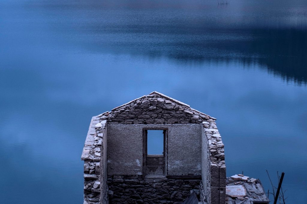 Aceredo riemerge dalle acque - Footo ANSA/EPA/Brais Lorenzo