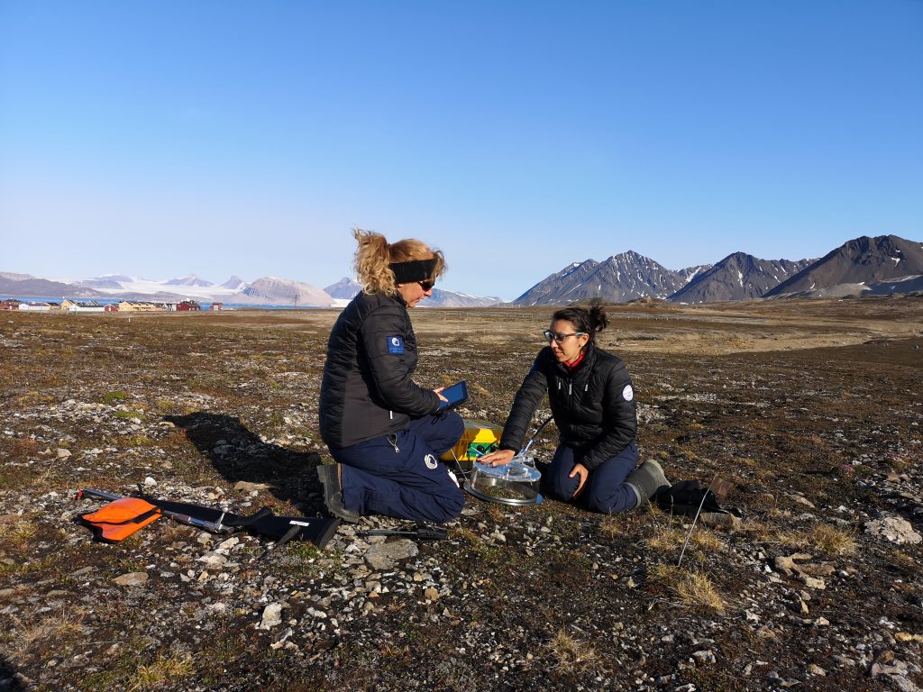 Uno scatto durante le misure di flussi di CO2; sullo sfondo la stazione di ricerca di Ny Ålesund - Credits Giamberini/Provenzale
