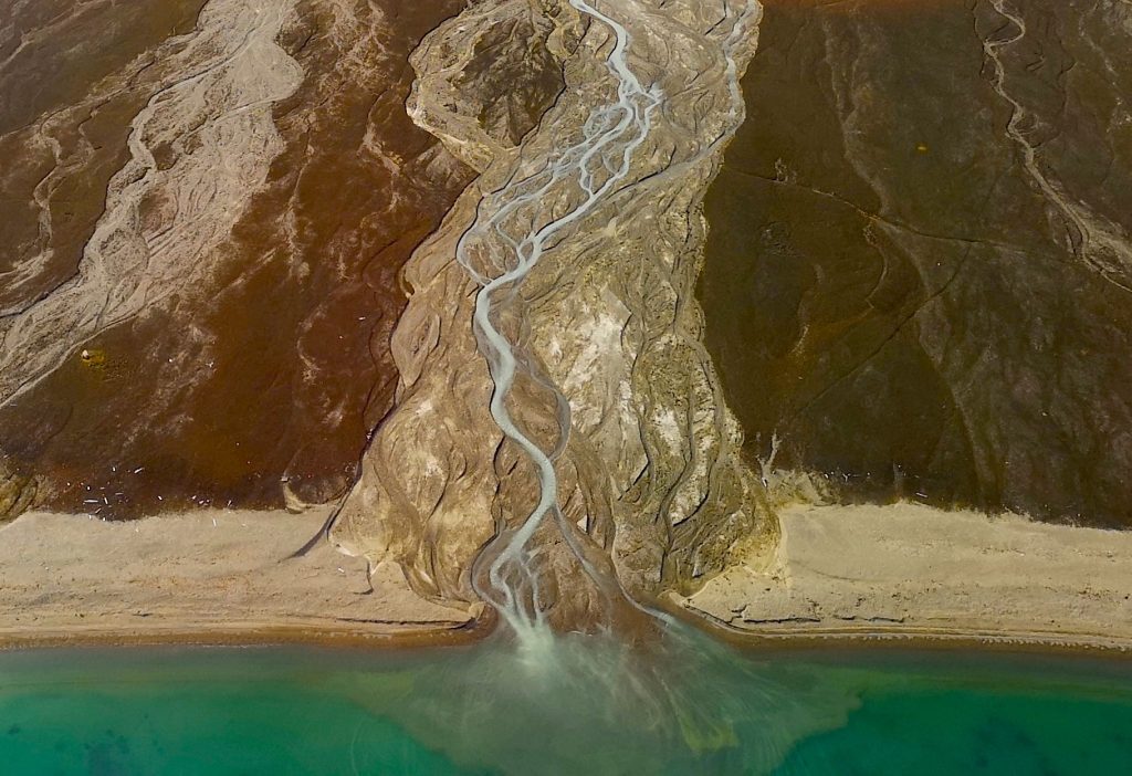 Brevi fiumi formati dai ghiacciai che fondono attraversano la tundra per sfociare nei fiordi dell’isola di Spitsbergen - Credits Giamberini/Provenzale