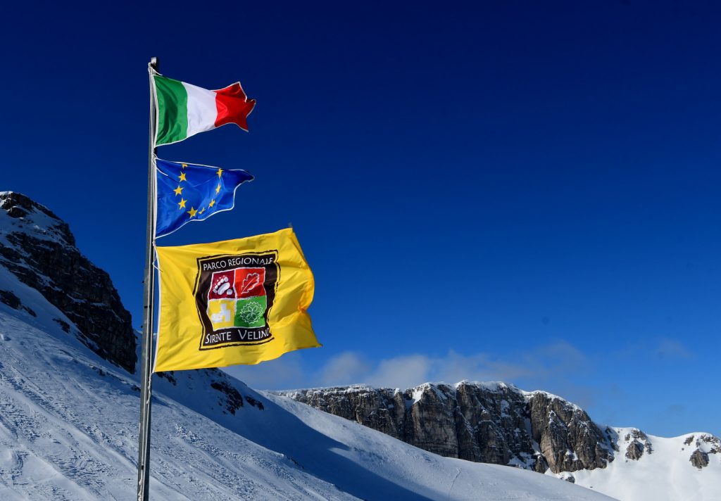 Le bandiere e la parete del Costone