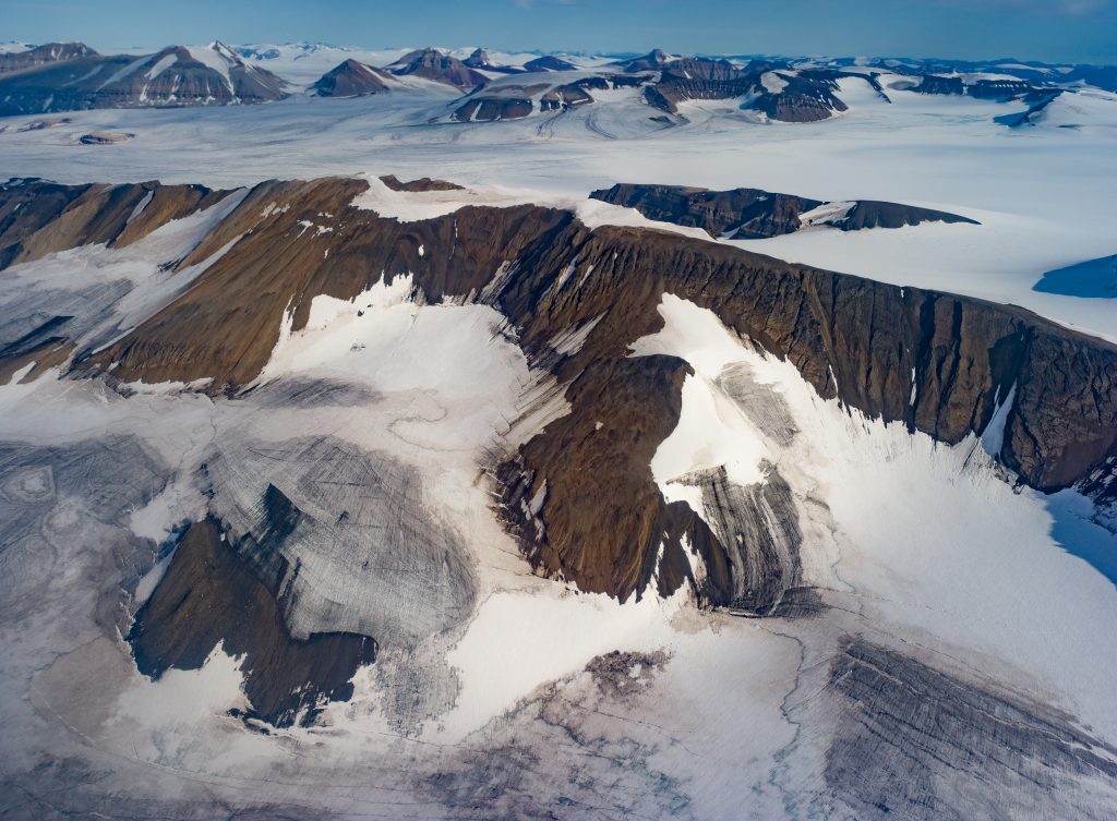 Una vista aerea delle montagne fra Longyearbyen e Ny Alesund sull’isola di Spitsbergen - Credits Giamberini/Provenzale