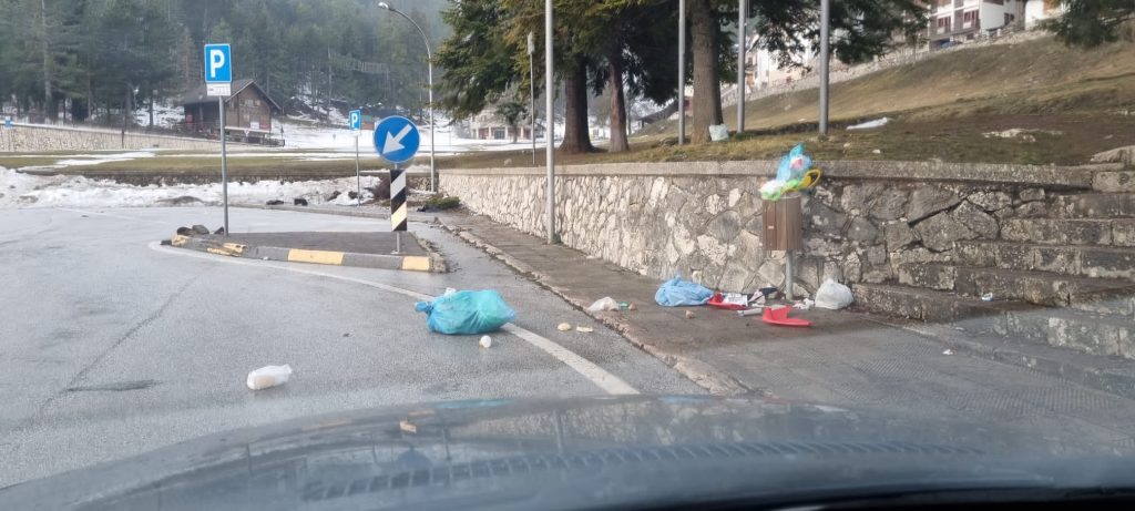 spazzatura a Roccaraso. Foto via Salviamo l