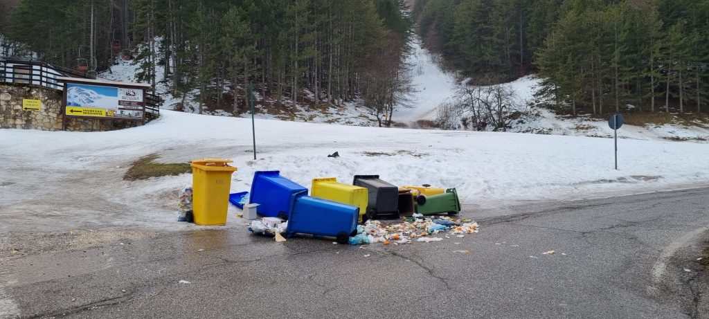 spazzatura a Roccaraso. Foto via Salviamo l