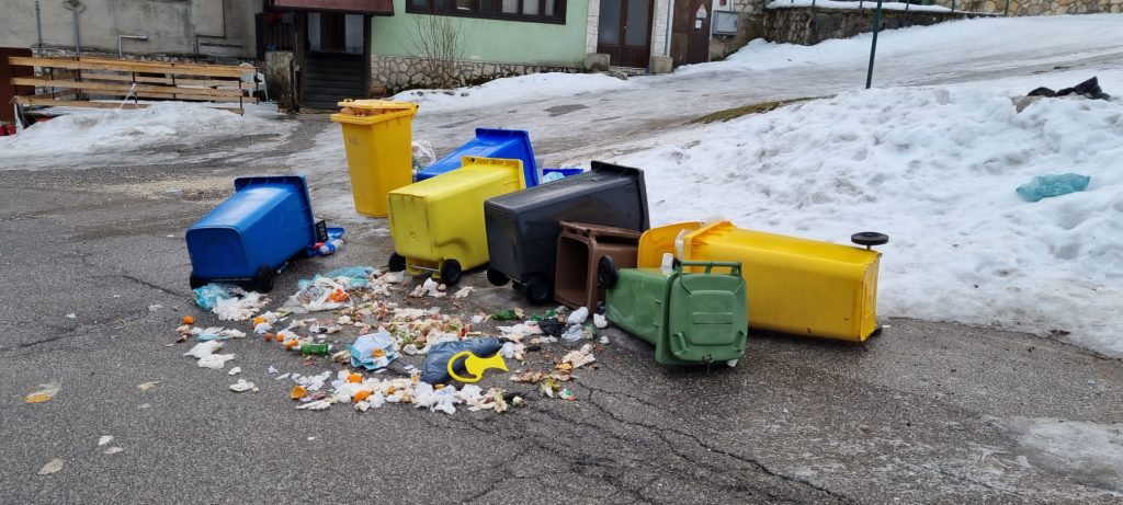 spazzatura a Roccaraso. Foto via Salviamo l