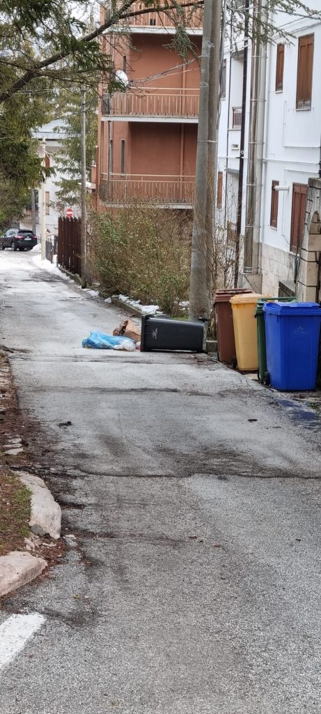 spazzatura a Roccaraso. Foto via Salviamo l