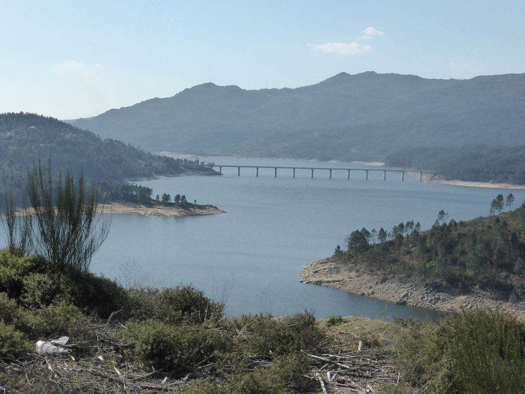 Invaso di Alto Lindoso in stato non siccitoso - Foto Wikimedia Commons @Stephen Colebourne