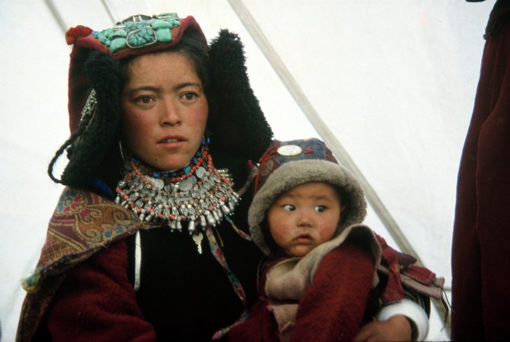 TIBET DONNA CON BAMBINO.  Foto archivio Calcagno