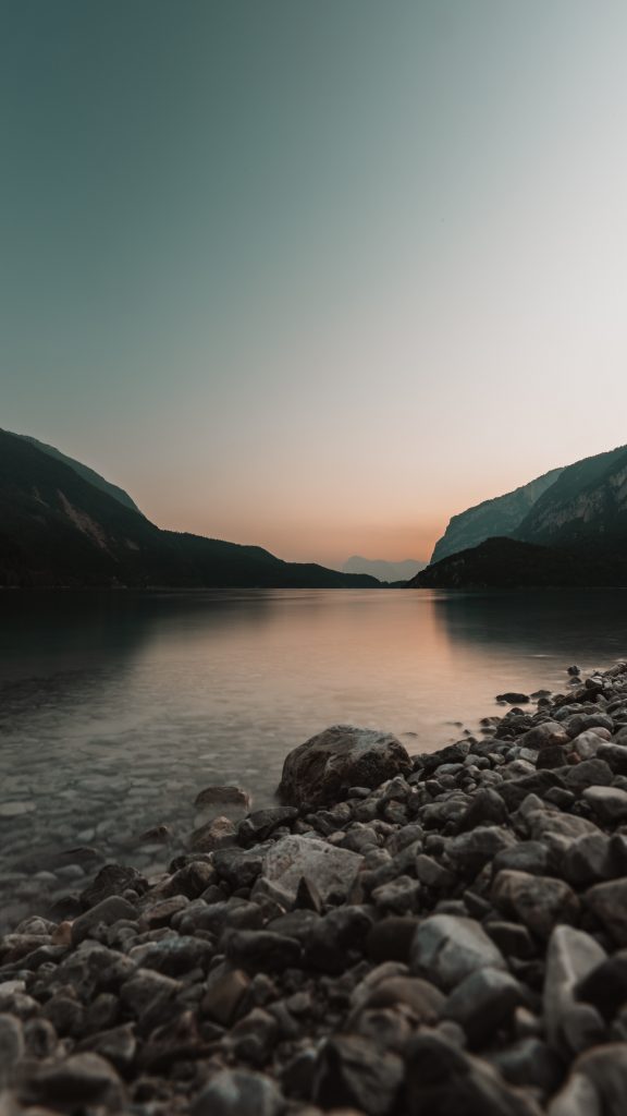 Lago di Molveno - Foto unsplash @Georgia de Lotz