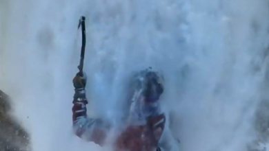 Photo of Due minuti infiniti: il video terrificante di un ice climber travolto da una valanga in Colorado