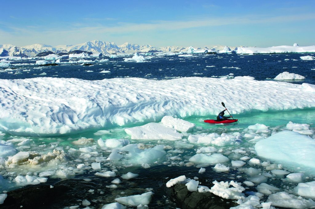 In kayak presso la Penisola Antartica. Foto iStock
