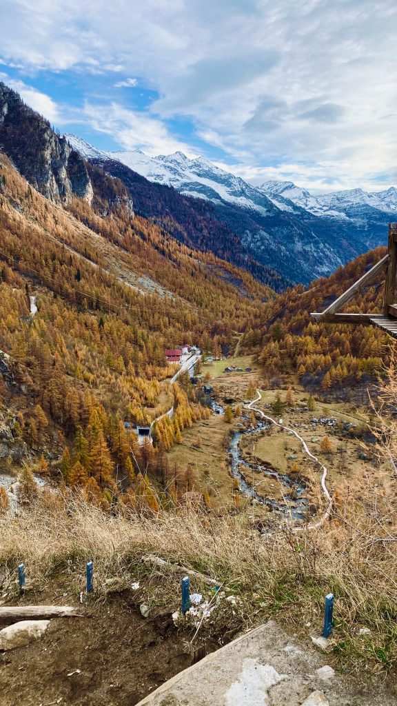 Val Formazza vista dalla Cascata del Toce - Foto Unsplash @LDG Photos