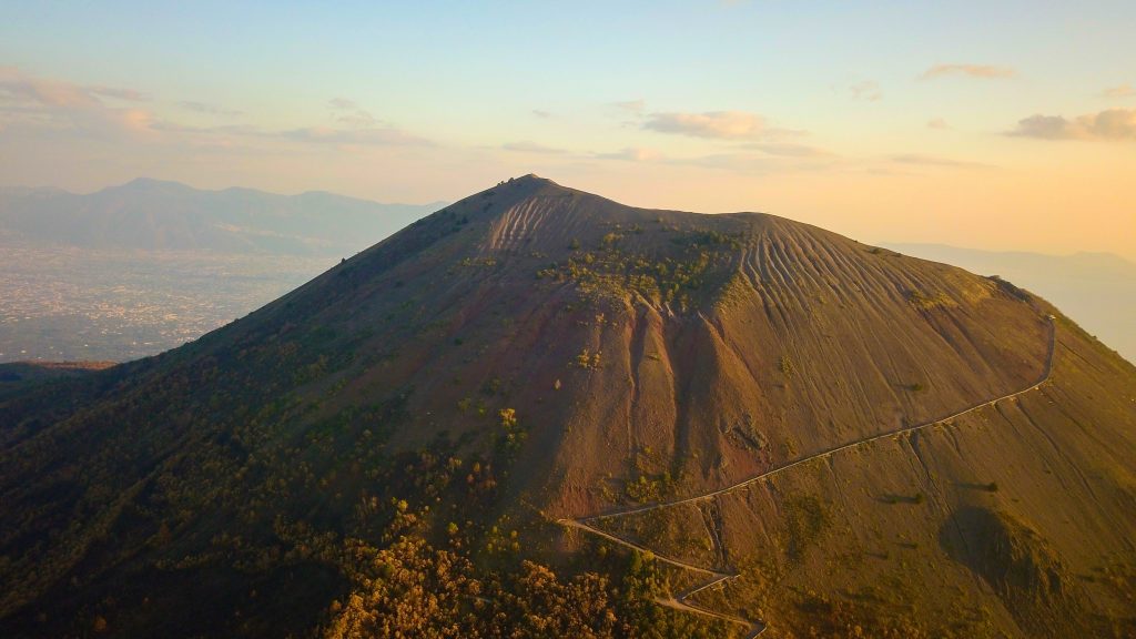 Vista aerea del Vesuvio - Foto Unsplash @
_M_V_