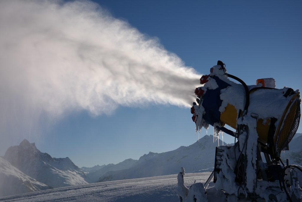 Cannone sparaneve in azione.