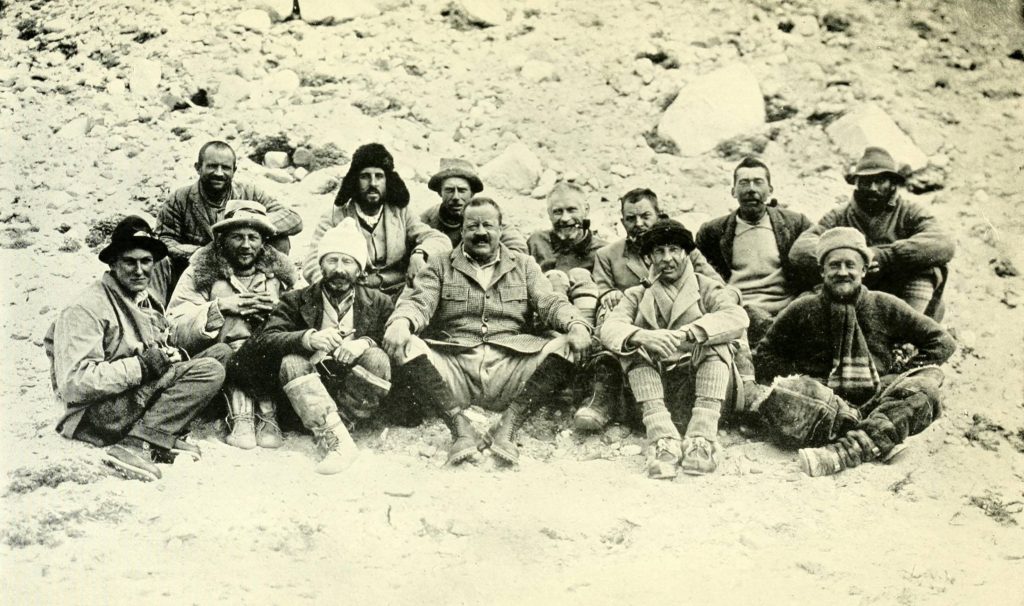 La spedizione del 1922 al campo base. Seconda fila, da sinistra a destra: Morshead, G. Bruce, Noel, Wakefield, Somervell, Morris, Norton. Prima fila: Mallory, Finch, Longstaff, C.G.Bruce, Strutt, Crawford. Foto via wikimedia commons