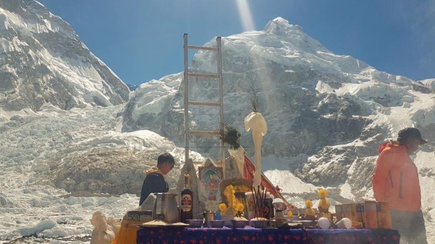 Everest 2022, cerimonia della Puja per il team degli Icefall doctor. Foto Sagarmatha Pollution Control Committee (SPCC)