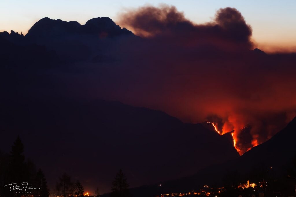 Fiamme nella notte da Tambre - Foto Tita Lorenza Fain