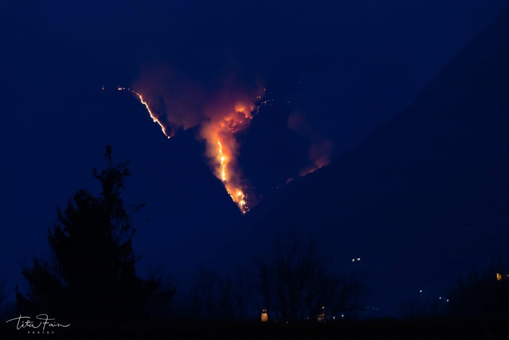 Fiamme nella notte - Foto Tita Lorenza Fain