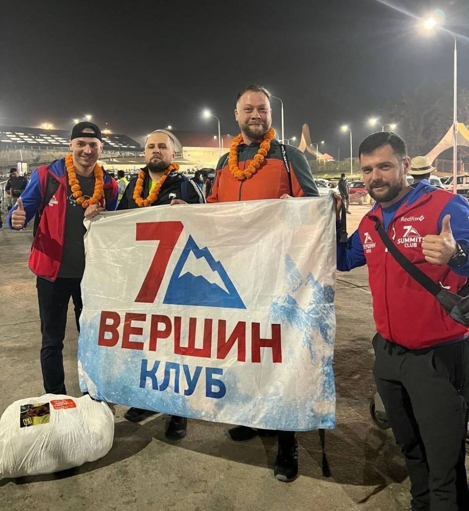 La squadra dell'agenzia russa 7 Summits Club guidata da Alexander Dorojukov in Nepal direzione Annapurna