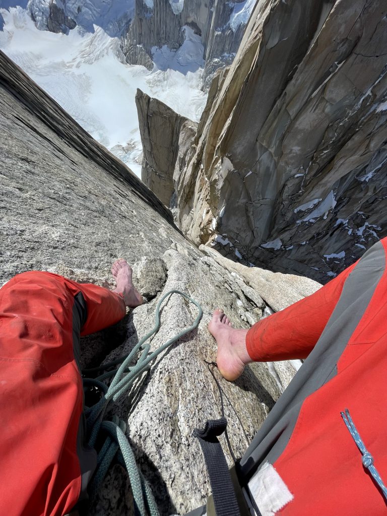 Durante la solitaria alla Torre Egger. Foto Quentin Roberts