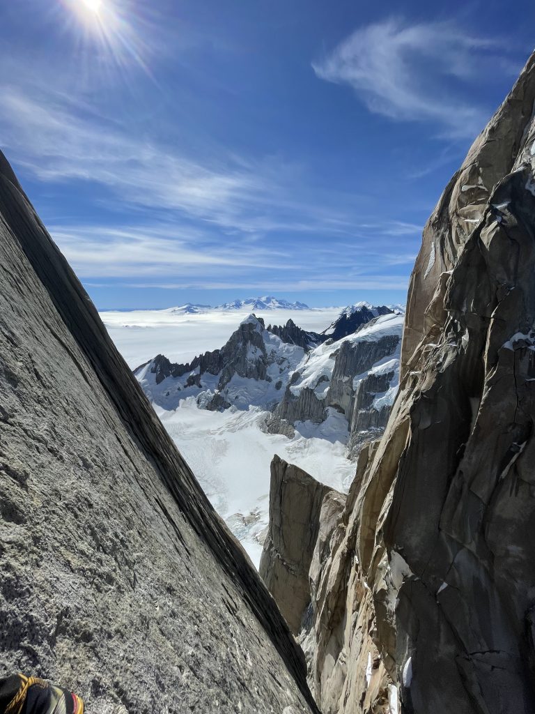 Durante la solitaria alla Torre Egger. Foto Quentin Roberts