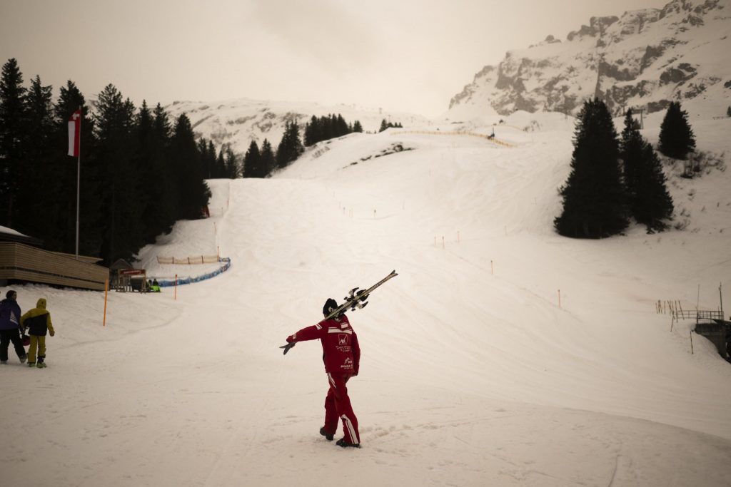 Polvere deel Sahara sulle nevi svizzere - Foto ANSA/EPA/GIAN EHRENZELLER